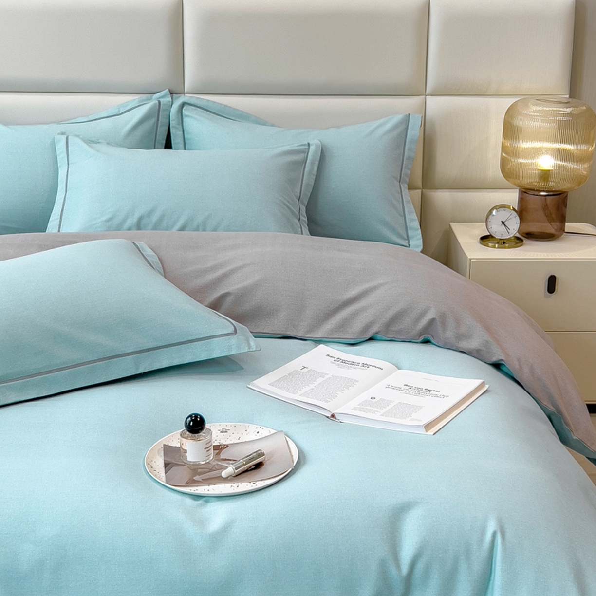 91家纺网 家纺一手货源 找家纺 印季家纺 2025新款纯色磨毛混纺一字绣四件套 天蓝-浅灰