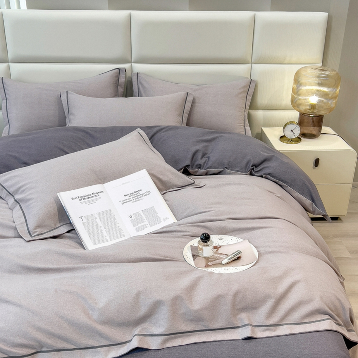 91家纺网 家纺一手货源 找家纺 印季家纺 2025新款纯色磨毛混纺一字绣四件套 浅灰-深灰