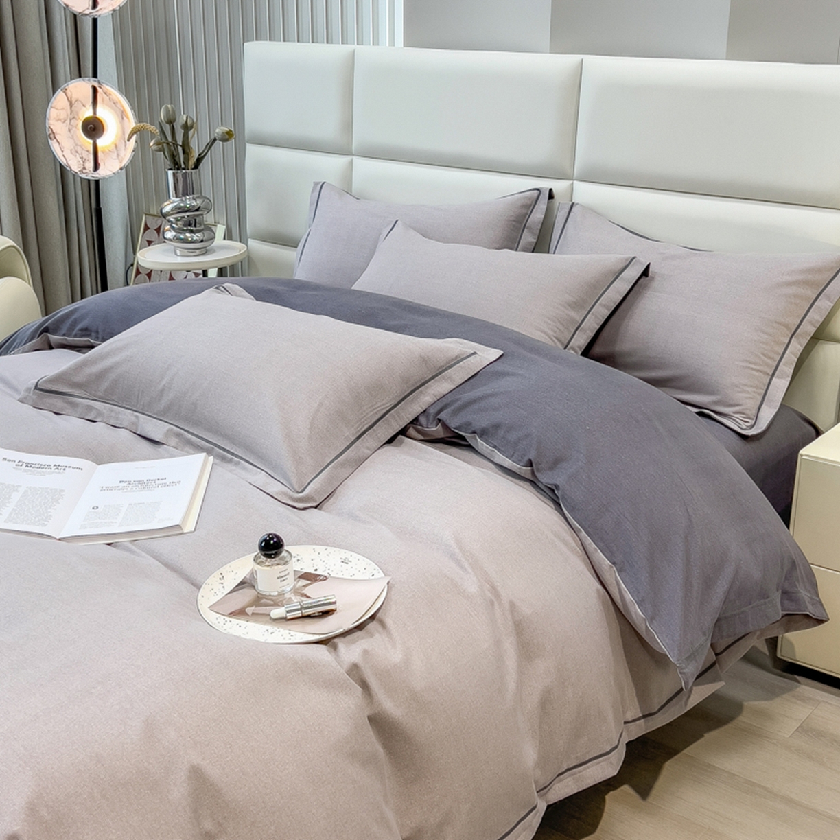 91家纺网 家纺一手货源 找家纺 印季家纺 2025新款纯色磨毛混纺一字绣四件套 浅灰-深灰