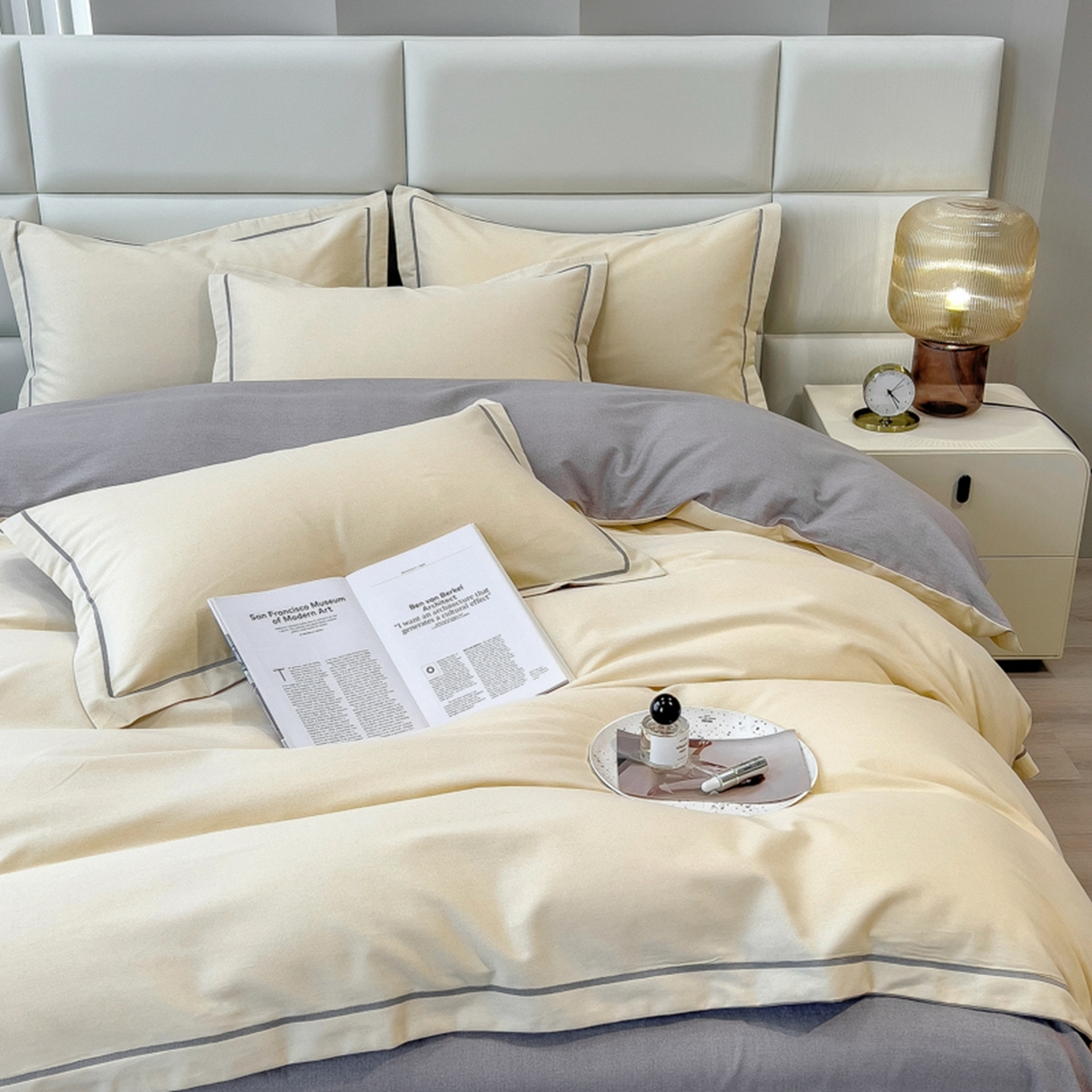 91家纺网 家纺一手货源 找家纺 印季家纺 2025新款纯色磨毛混纺一字绣四件套 奶白-浅灰