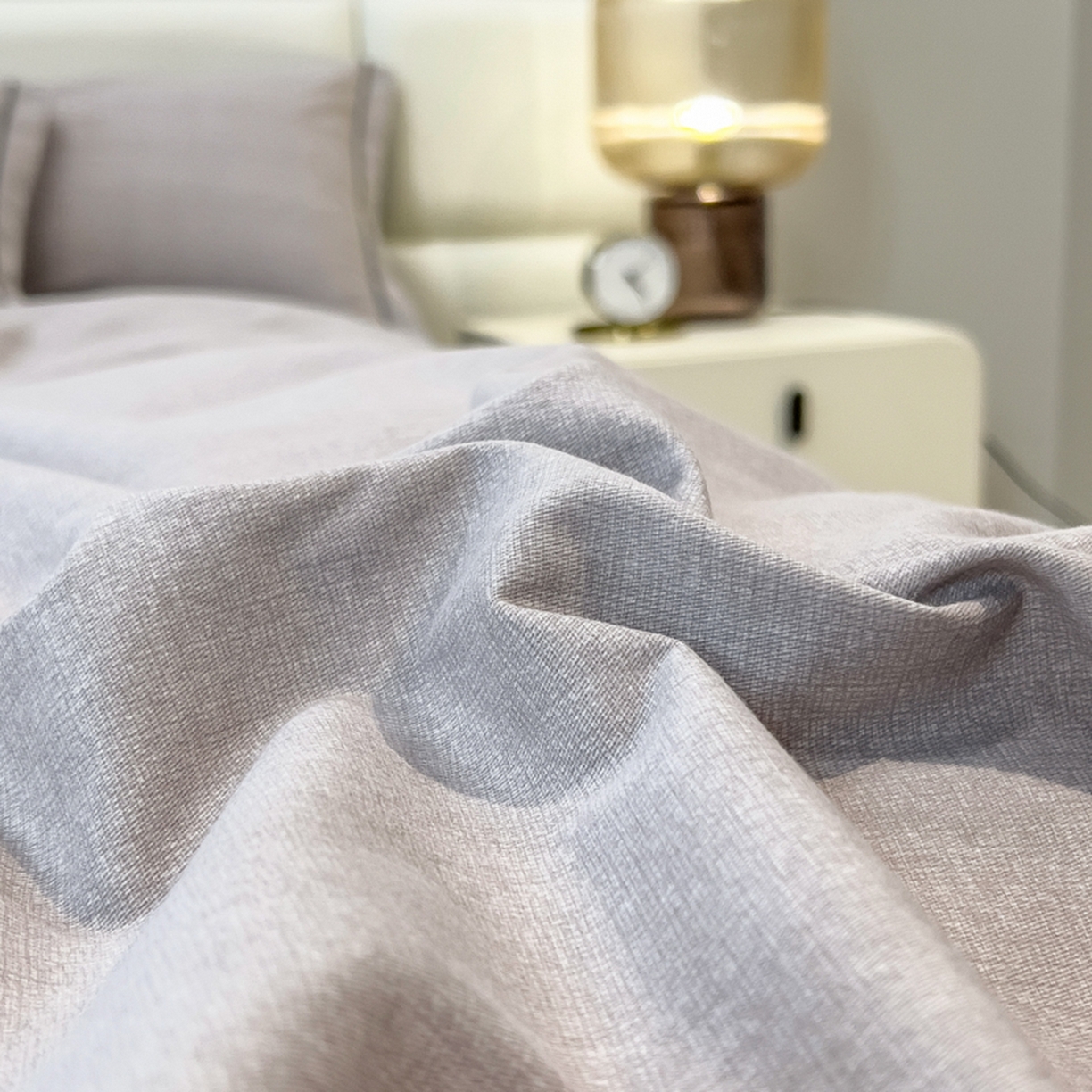 91家纺网 家纺一手货源 找家纺 印季家纺 2025新款纯色磨毛混纺一字绣四件套 浅灰-深灰