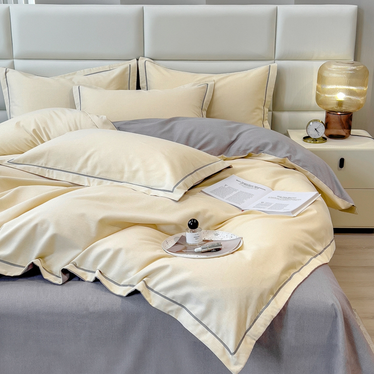 91家纺网 家纺一手货源 找家纺 印季家纺 2025新款纯色磨毛混纺一字绣四件套 奶白-浅灰