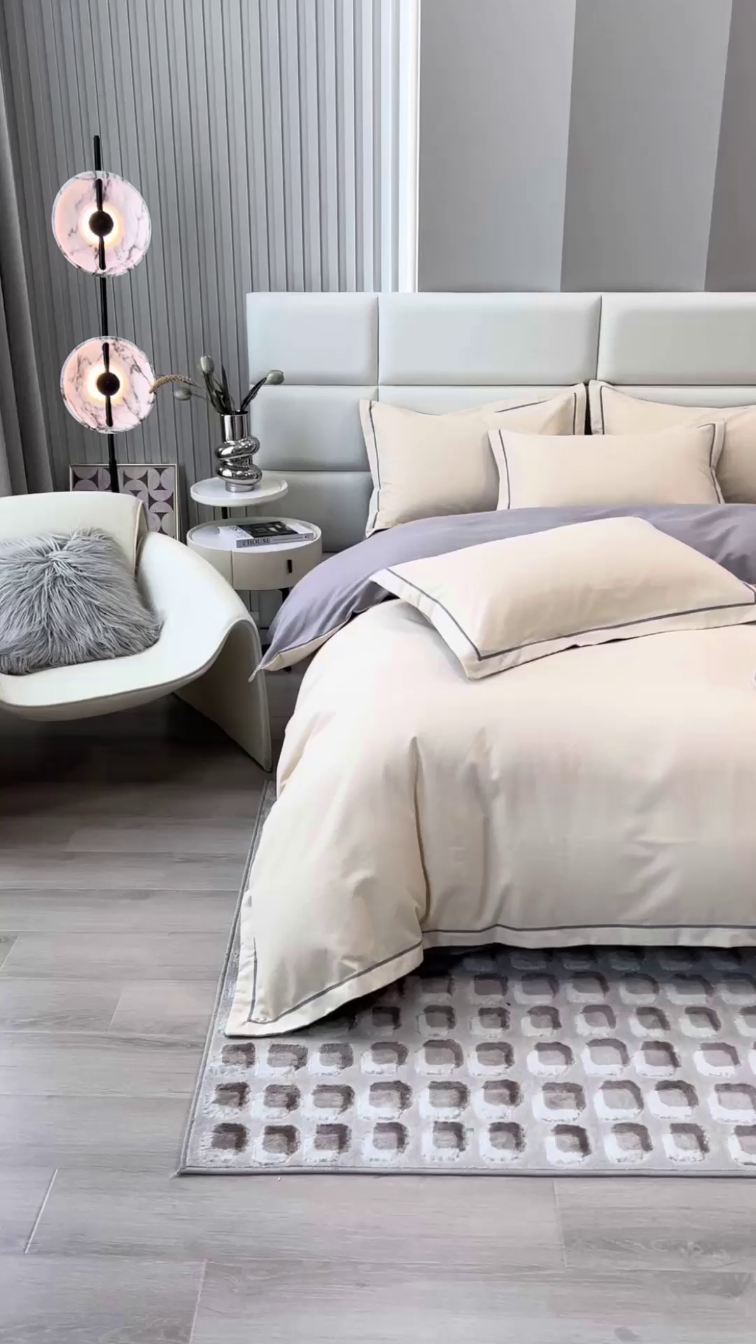 91家纺网 家纺一手货源 找家纺 印季家纺 2025新款纯色磨毛混纺一字绣四件套 奶白-浅灰