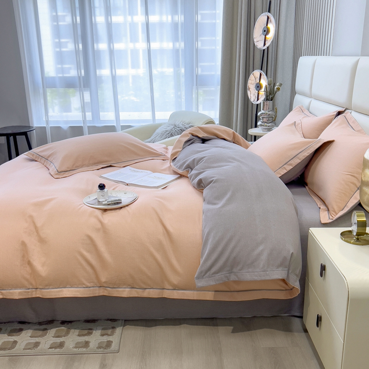 91家纺网 家纺一手货源 找家纺 印季家纺 2025新款纯色磨毛混纺一字绣四件套 豆沙-浅灰