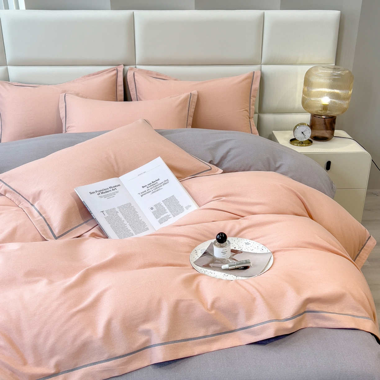 91家纺网 家纺一手货源 找家纺 印季家纺 2025新款纯色磨毛混纺一字绣四件套 豆沙-浅灰