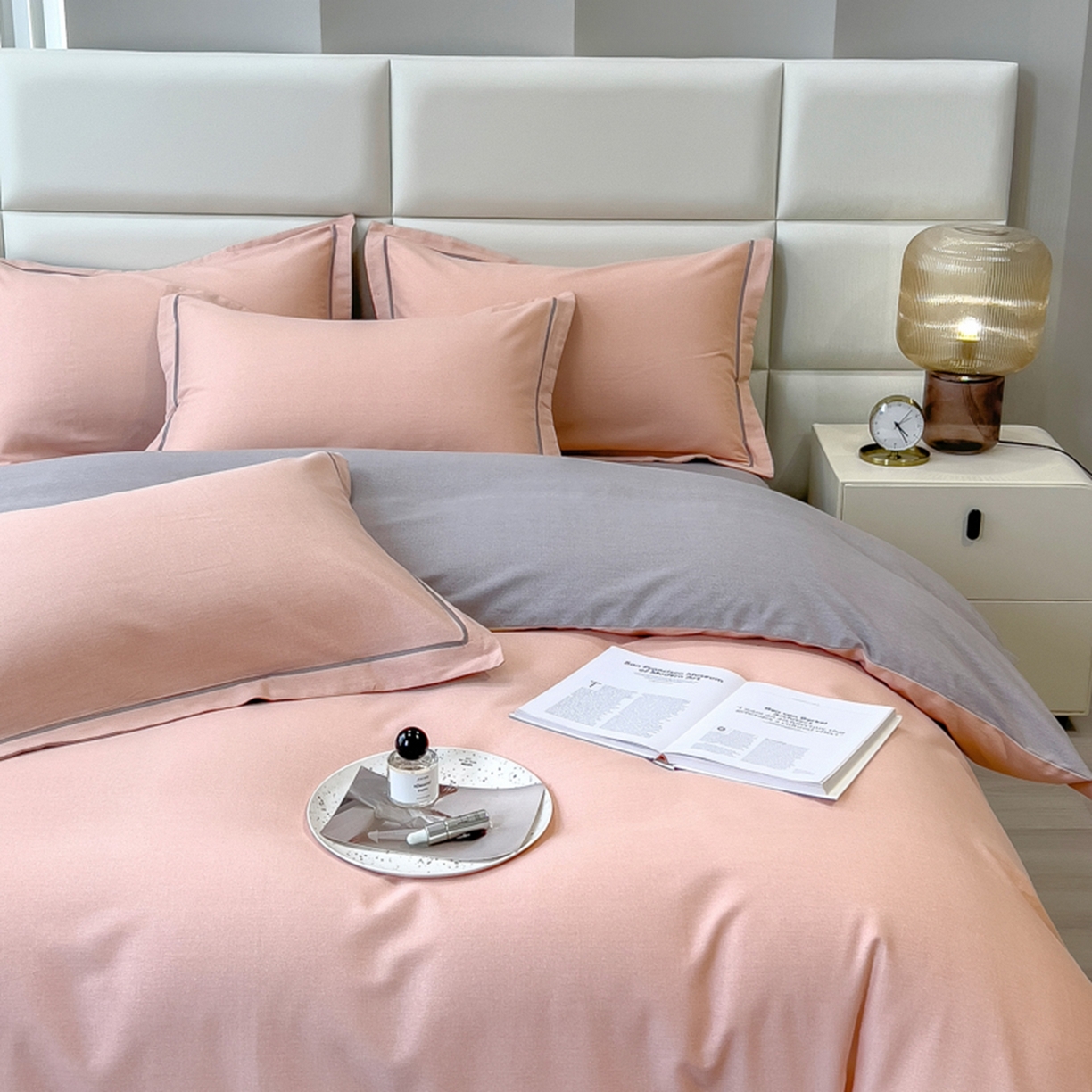 91家纺网 家纺一手货源 找家纺 印季家纺 2025新款纯色磨毛混纺一字绣四件套 豆沙-浅灰