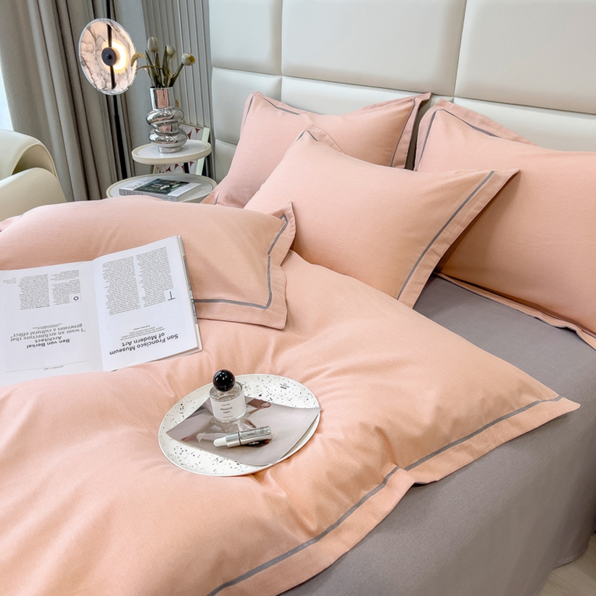 91家纺网 家纺一手货源 找家纺 印季家纺 2025新款纯色磨毛混纺一字绣四件套 豆沙-浅灰