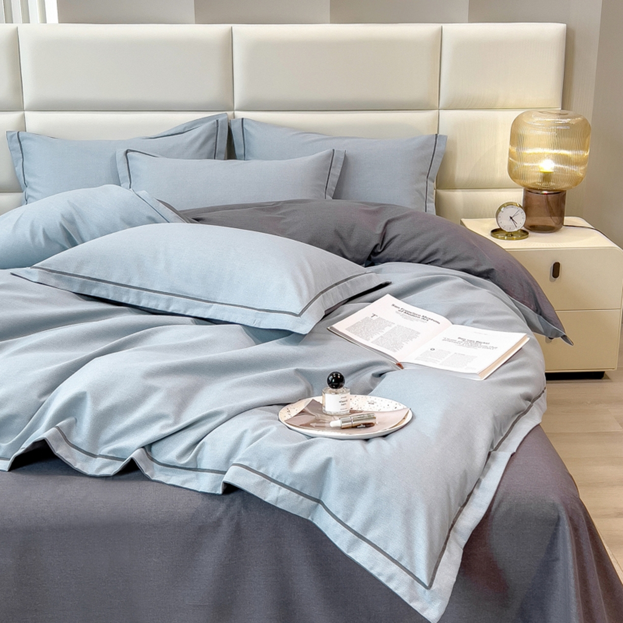 91家纺网 家纺一手货源 找家纺 印季家纺 2025新款纯色磨毛混纺一字绣四件套 灰蓝-深灰