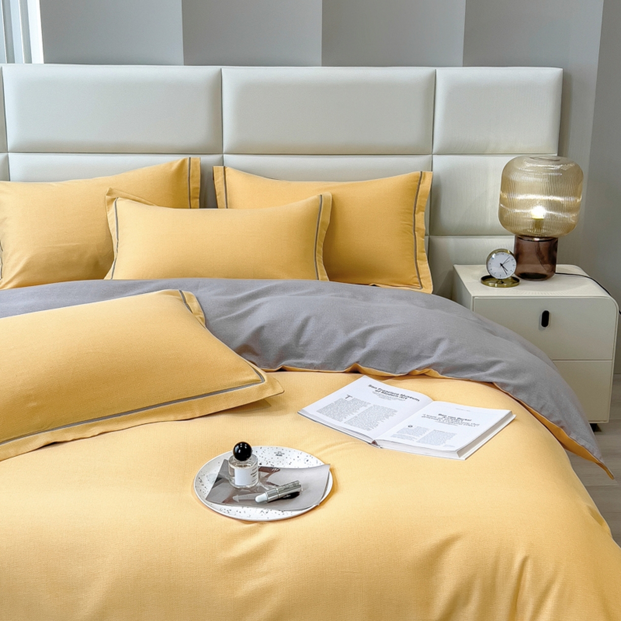 91家纺网 家纺一手货源 找家纺 印季家纺 2025新款纯色磨毛混纺一字绣四件套 亮黄-浅灰