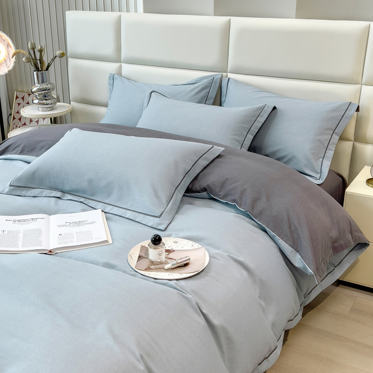 91家纺网 家纺一手货源 找家纺 印季家纺 2025新款纯色磨毛混纺一字绣四件套 灰蓝-深灰