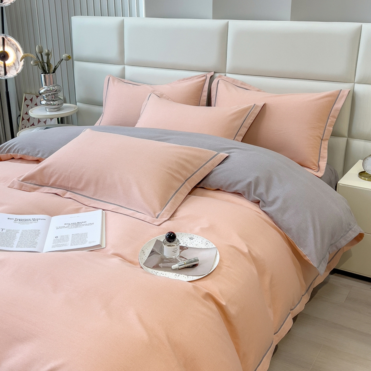 91家纺网 家纺一手货源 找家纺 印季家纺 2025新款纯色磨毛混纺一字绣四件套 豆沙-浅灰