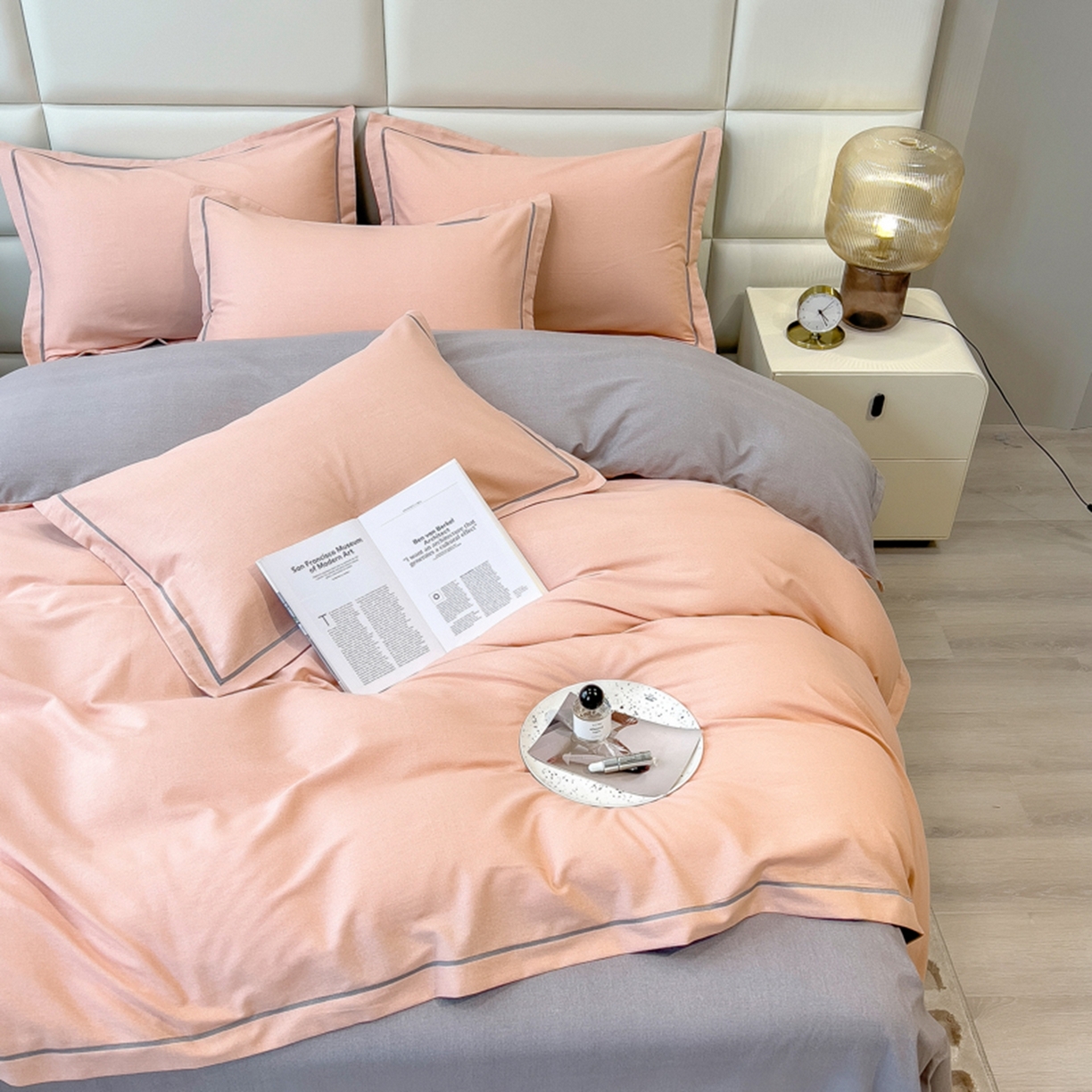 91家纺网 家纺一手货源 找家纺 印季家纺 2025新款纯色磨毛混纺一字绣四件套 豆沙-浅灰