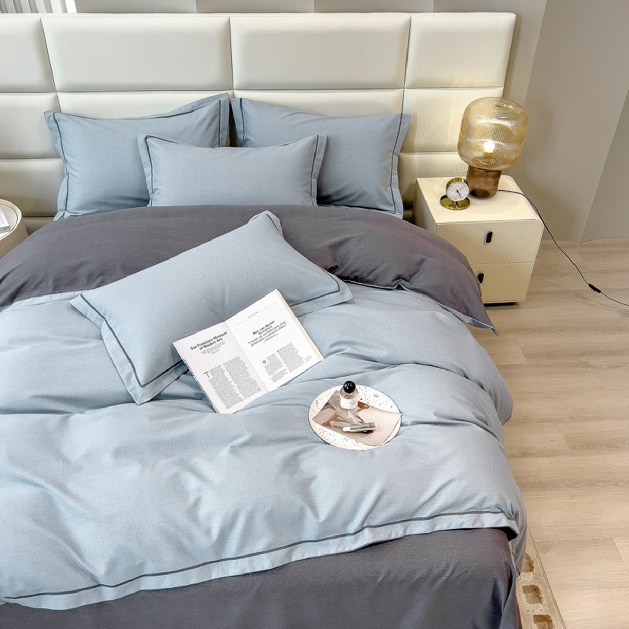 91家纺网 家纺一手货源 找家纺 印季家纺 2025新款纯色磨毛混纺一字绣四件套 灰蓝-深灰