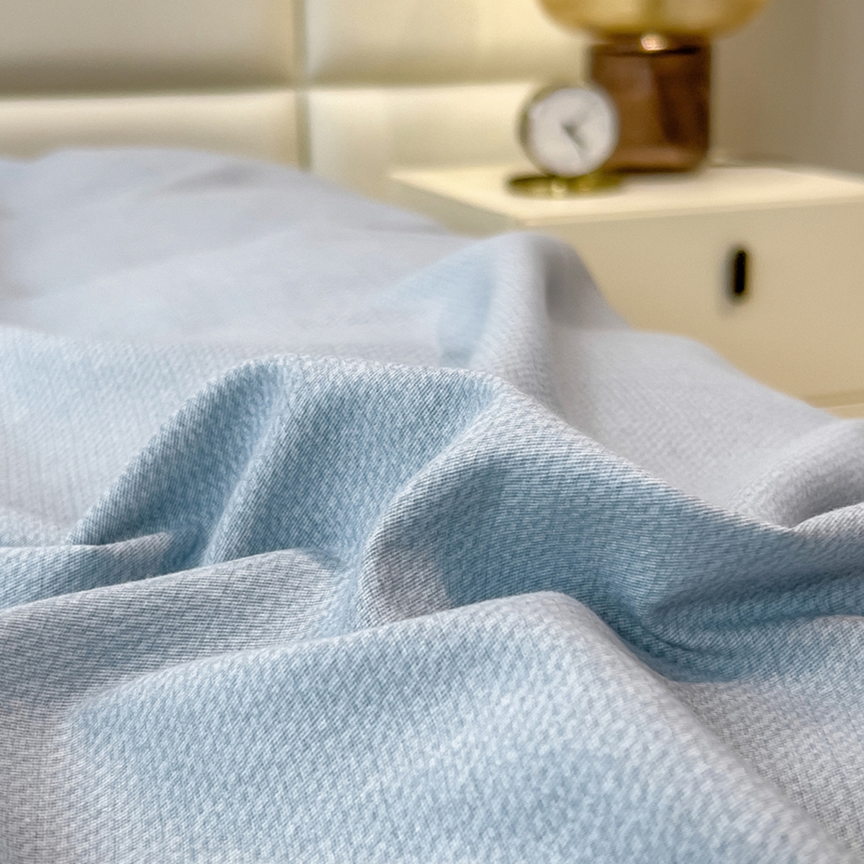 91家纺网 家纺一手货源 找家纺 印季家纺 2025新款纯色磨毛混纺一字绣四件套 灰蓝-深灰