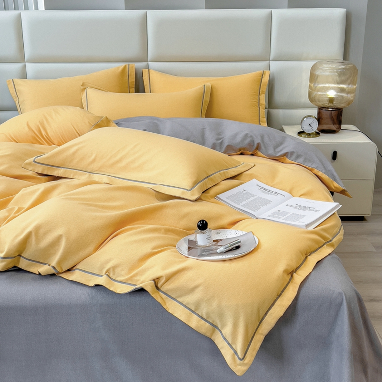 91家纺网 家纺一手货源 找家纺 印季家纺 2025新款纯色磨毛混纺一字绣四件套 亮黄-浅灰