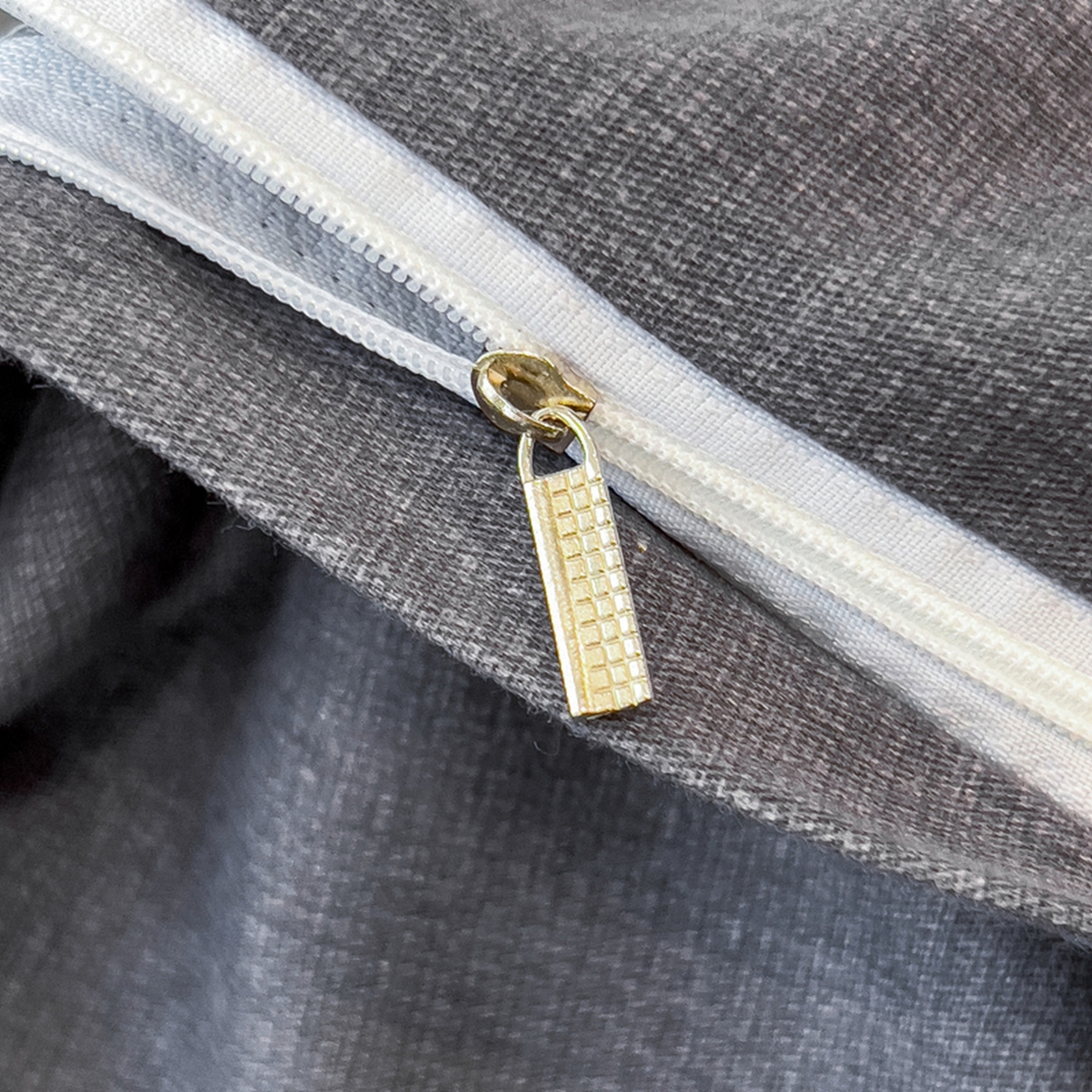 91家纺网 家纺一手货源 找家纺 印季家纺 2025新款纯色磨毛混纺一字绣四件套 灰蓝-深灰