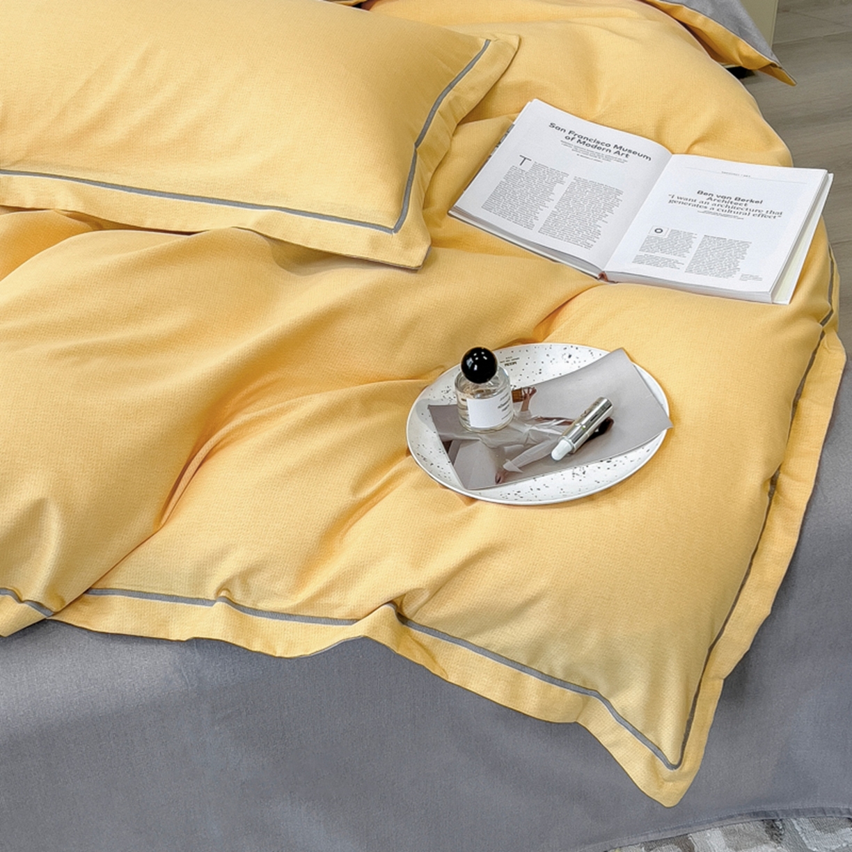 91家纺网 家纺一手货源 找家纺 印季家纺 2025新款纯色磨毛混纺一字绣四件套 亮黄-浅灰