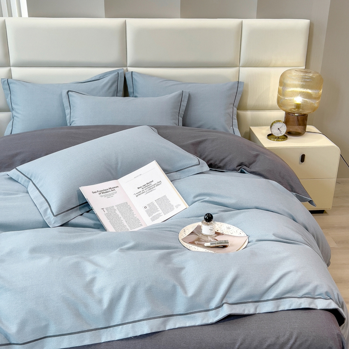 91家纺网 家纺一手货源 找家纺 印季家纺 2025新款纯色磨毛混纺一字绣四件套 灰蓝-深灰