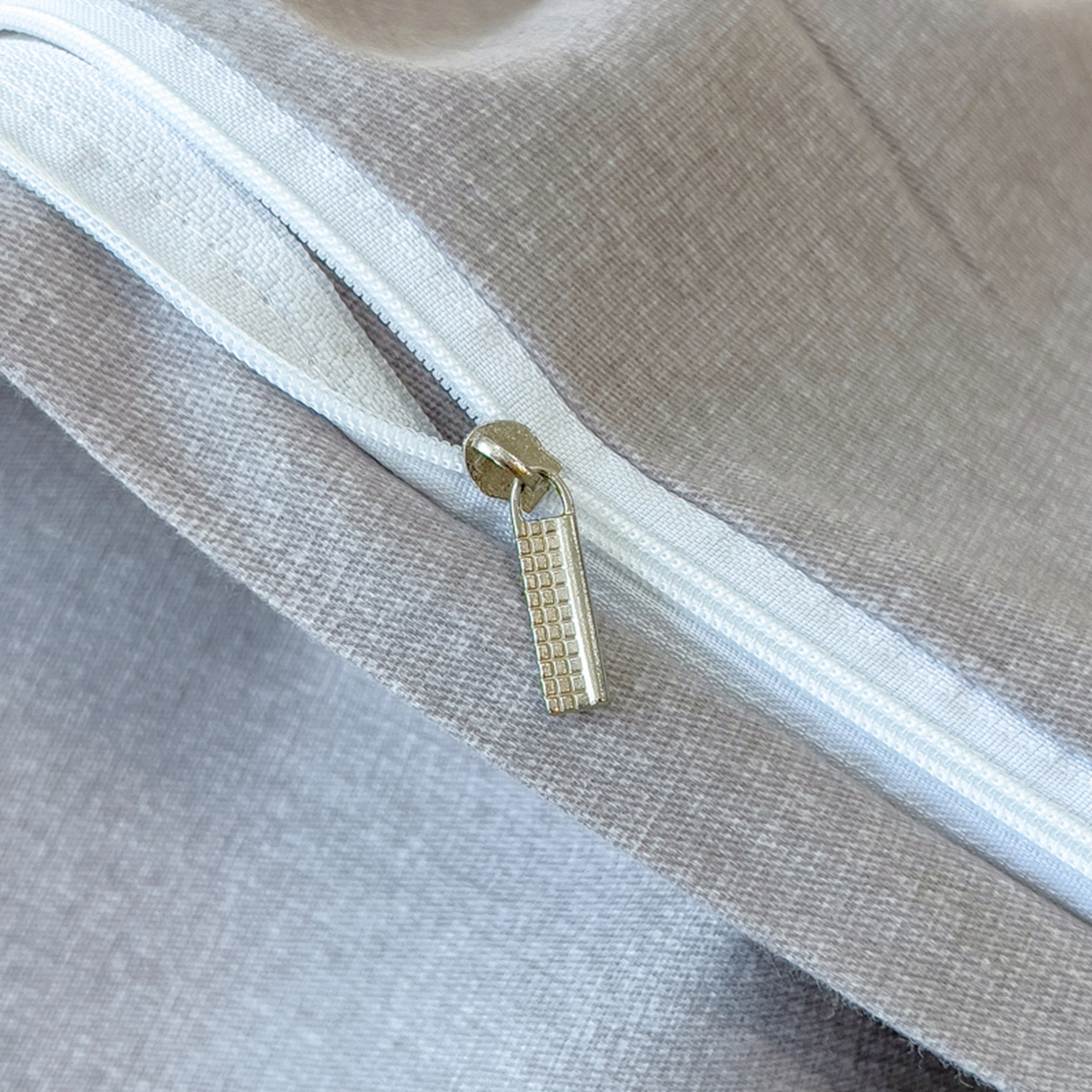 91家纺网 家纺一手货源 找家纺 印季家纺 2025新款纯色磨毛混纺一字绣四件套 亮黄-浅灰