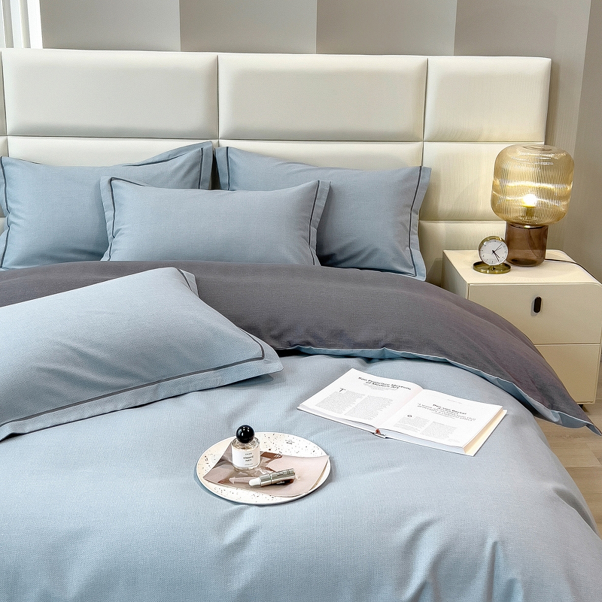 91家纺网 家纺一手货源 找家纺 印季家纺 2025新款纯色磨毛混纺一字绣四件套 灰蓝-深灰