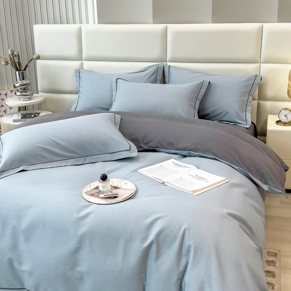 91家纺网 家纺一手货源 找家纺 印季家纺 2025新款纯色磨毛混纺一字绣四件套 灰蓝-深灰