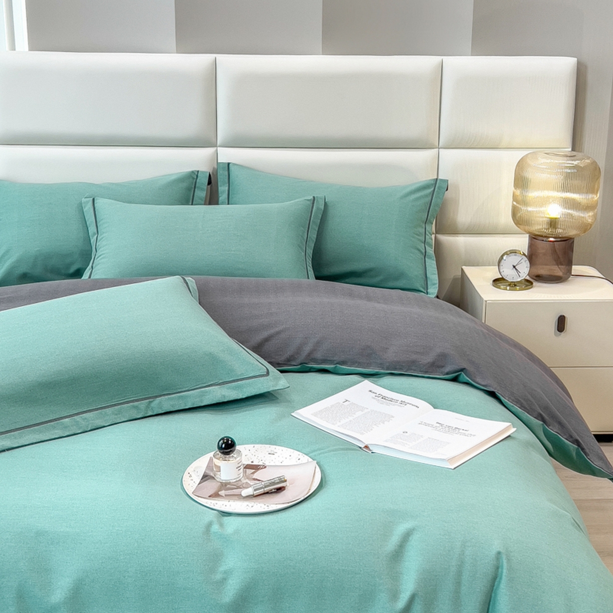 91家纺网 家纺一手货源 找家纺 印季家纺 2025新款纯色磨毛混纺一字绣四件套 水绿-深灰