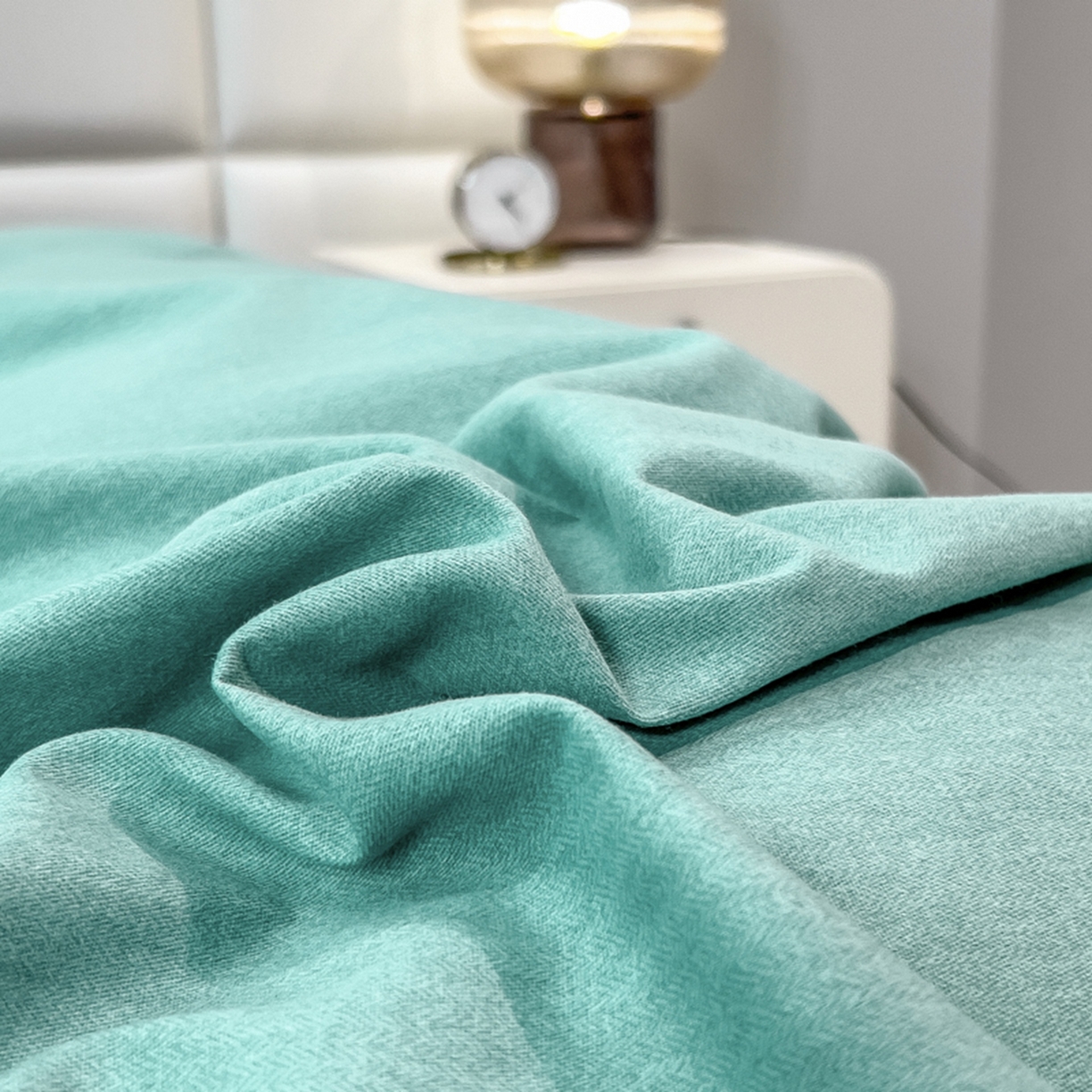 91家纺网 家纺一手货源 找家纺 印季家纺 2025新款纯色磨毛混纺一字绣四件套 水绿-深灰