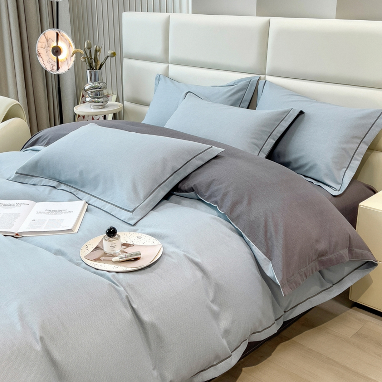 91家纺网 家纺一手货源 找家纺 印季家纺 2025新款纯色磨毛混纺一字绣四件套 灰蓝-深灰