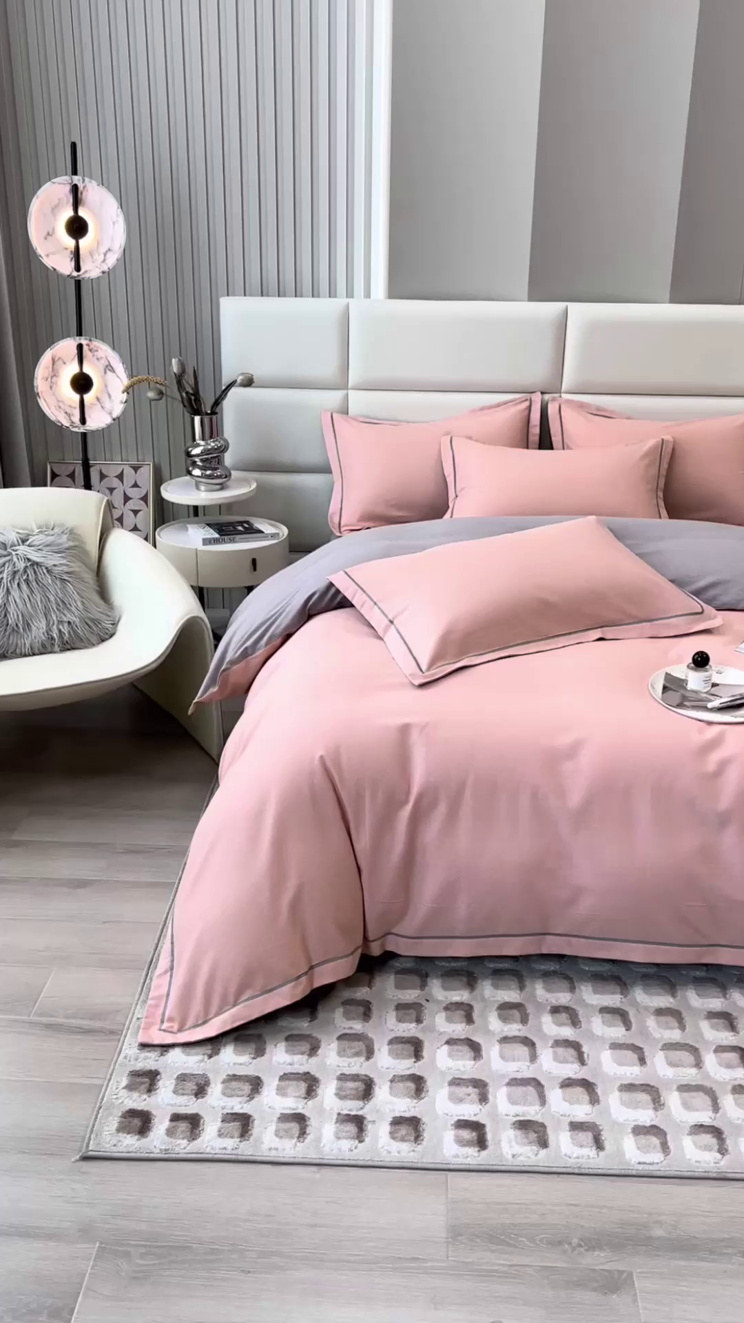 91家纺网 家纺一手货源 找家纺 印季家纺 2025新款纯色磨毛混纺一字绣四件套 豆沙-浅灰