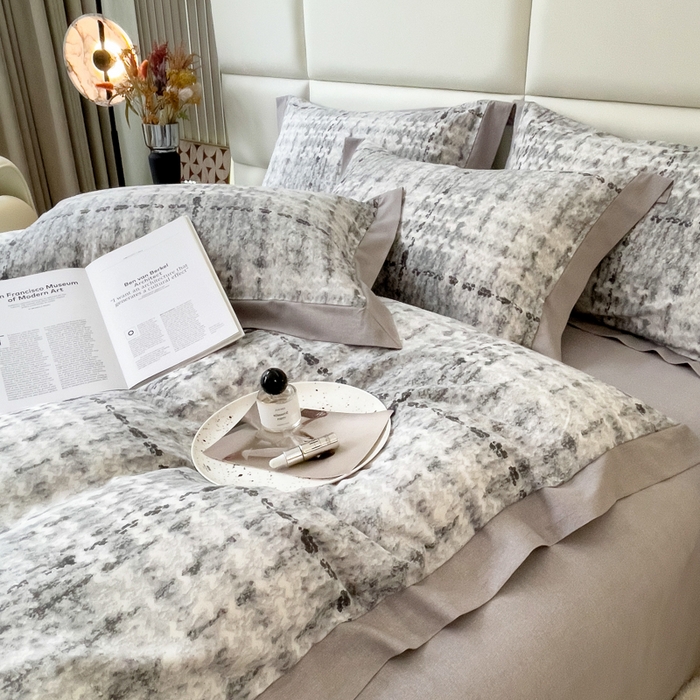 91家纺网 家纺一手货源 找家纺 印季家纺 2025新款生态全棉纯棉磨毛混纺欧式花边款四件套 茂纤（灰）