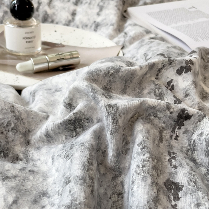 91家纺网 家纺一手货源 找家纺 印季家纺 2025新款生态全棉纯棉磨毛混纺欧式花边款四件套 茂纤（灰）