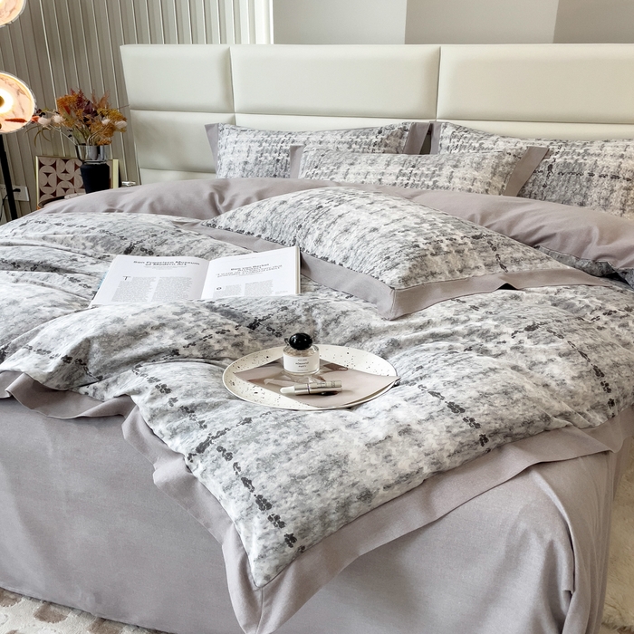 91家纺网 家纺一手货源 找家纺 印季家纺 2025新款生态全棉纯棉磨毛混纺欧式花边款四件套 茂纤（灰）