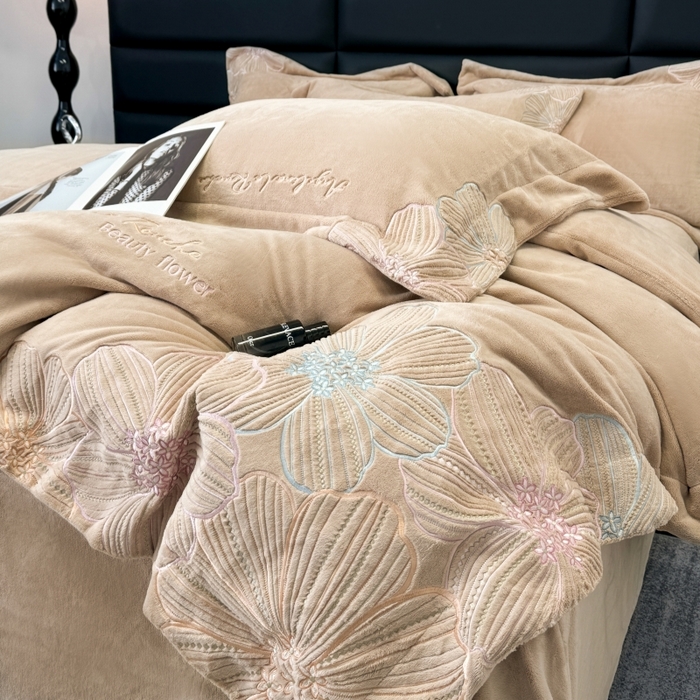 91家纺网 家纺一手货源 找家纺 2025新款220克全消光牛奶绒线条花刺绣+宽边四件套-绮丽 （会员-10元）控价：优惠券后最低228元 奶咖