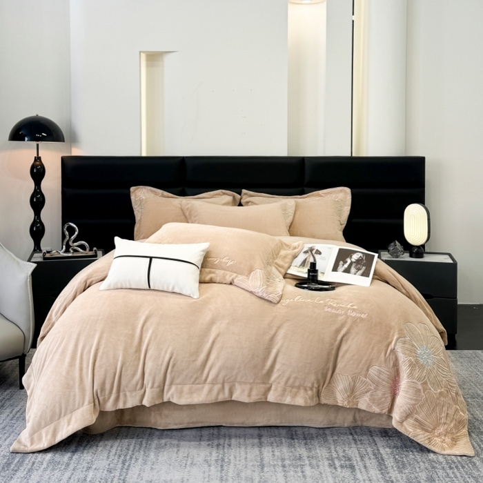 91家纺网 家纺一手货源 找家纺 2025新款220克全消光牛奶绒线条花刺绣+宽边四件套-绮丽 （会员-10元）控价：优惠券后最低228元 奶咖