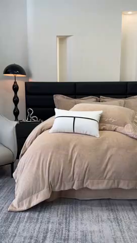 91家纺网 家纺一手货源 找家纺 2025新款220克全消光牛奶绒线条花刺绣+宽边四件套-绮丽 （会员-10元）控价：优惠券后最低228元 奶咖