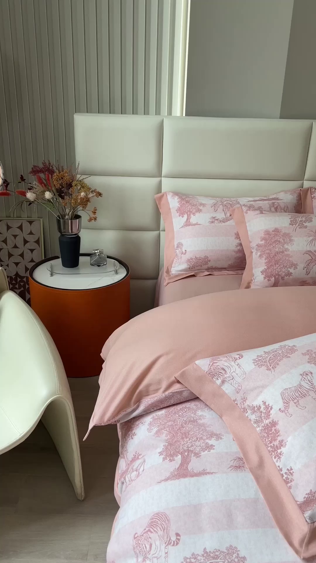 91家纺网 家纺一手货源 找家纺 印季家纺 2025新款生态全棉纯棉磨毛混纺欧式花边款四件套 椰象（粉）