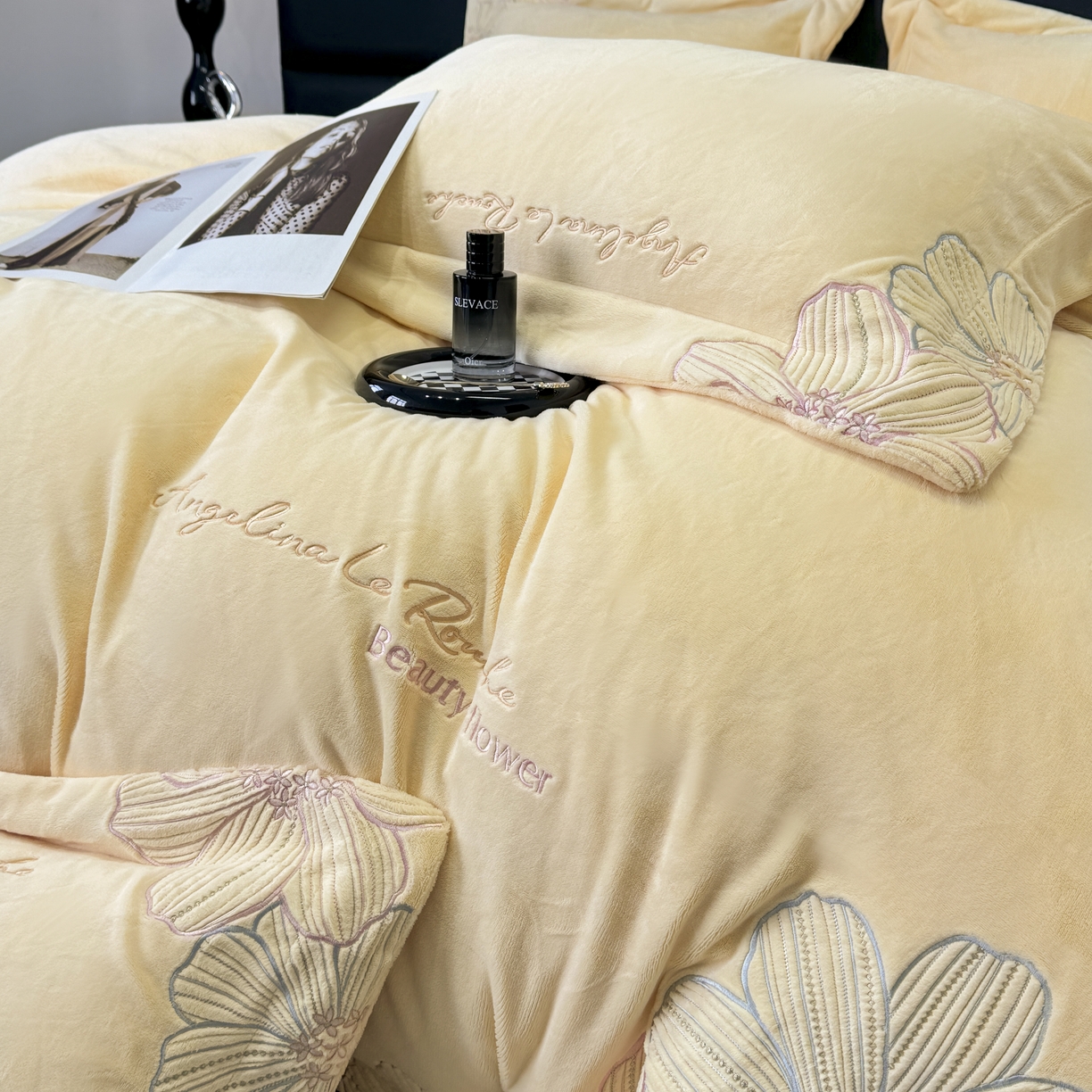 91家纺网 家纺一手货源 找家纺 2025新款220克全消光牛奶绒线条花刺绣+宽边四件套-绮丽 （会员-10元）控价：优惠券后最低228元 奶油黄