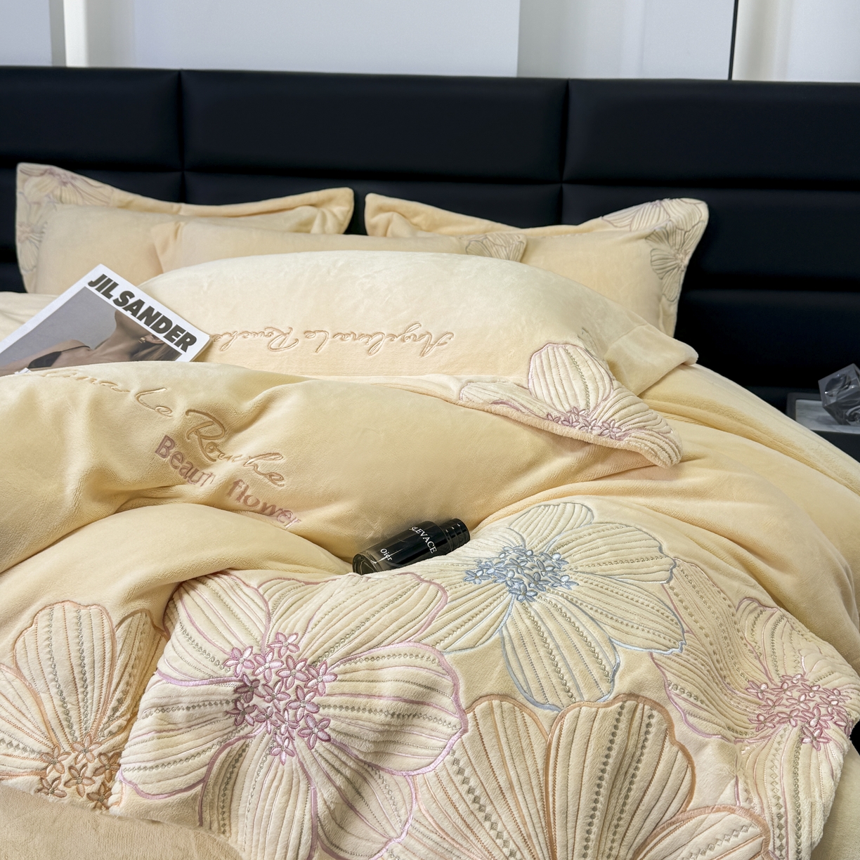 91家纺网 家纺一手货源 找家纺 2025新款220克全消光牛奶绒线条花刺绣+宽边四件套-绮丽 （会员-10元）控价：优惠券后最低228元 奶油黄