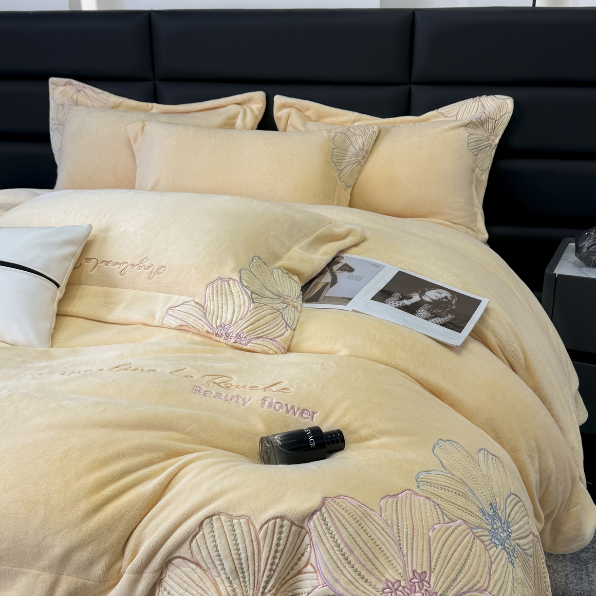 91家纺网 家纺一手货源 找家纺 2025新款220克全消光牛奶绒线条花刺绣+宽边四件套-绮丽 （会员-10元）控价：优惠券后最低228元 奶油黄