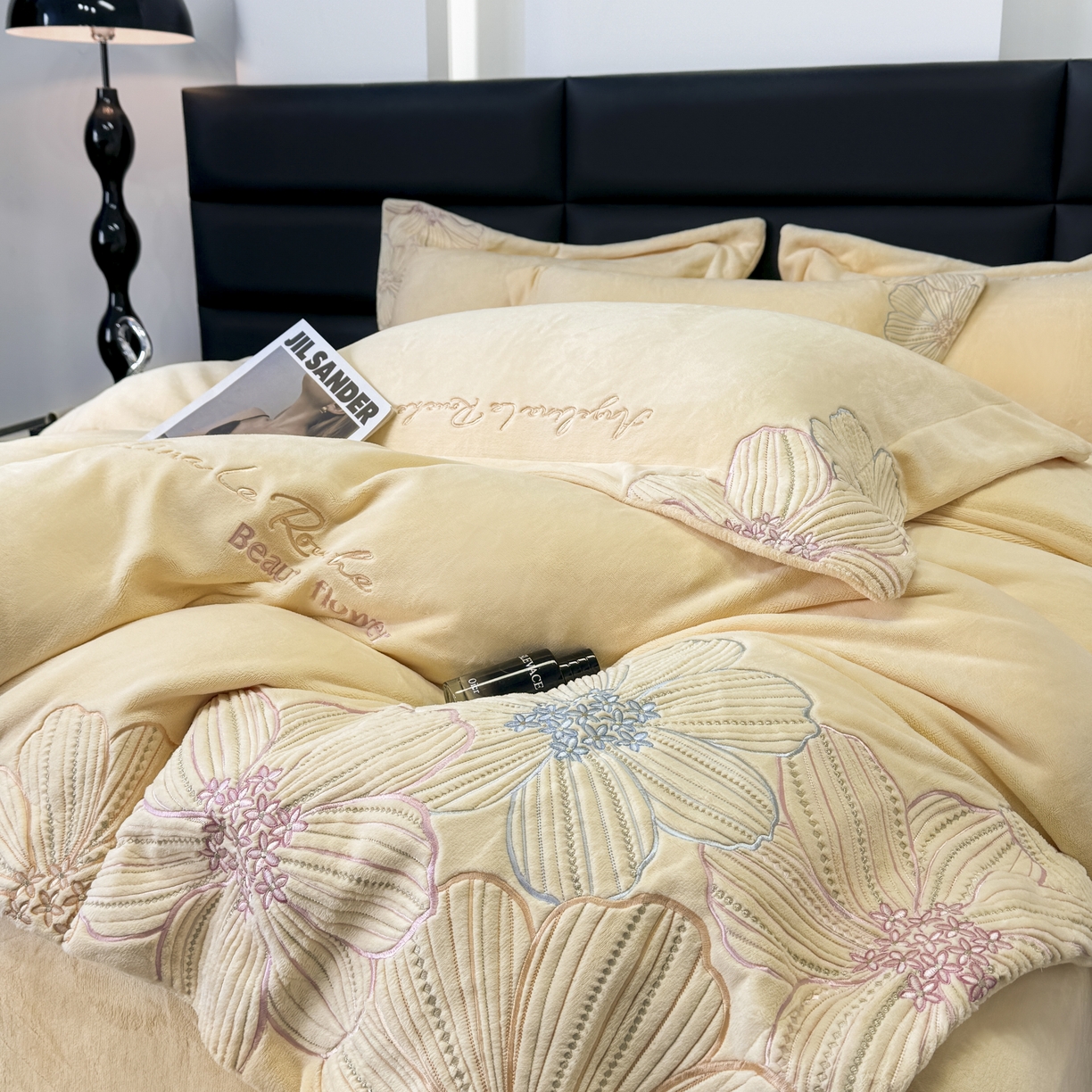 91家纺网 家纺一手货源 找家纺 2025新款220克全消光牛奶绒线条花刺绣+宽边四件套-绮丽 （会员-10元）控价：优惠券后最低228元 奶油黄