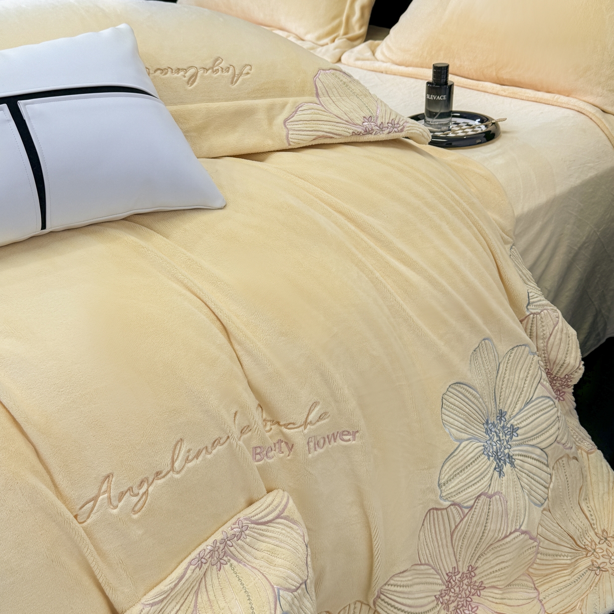 91家纺网 家纺一手货源 找家纺 2025新款220克全消光牛奶绒线条花刺绣+宽边四件套-绮丽 （会员-10元）控价：优惠券后最低228元 奶油黄