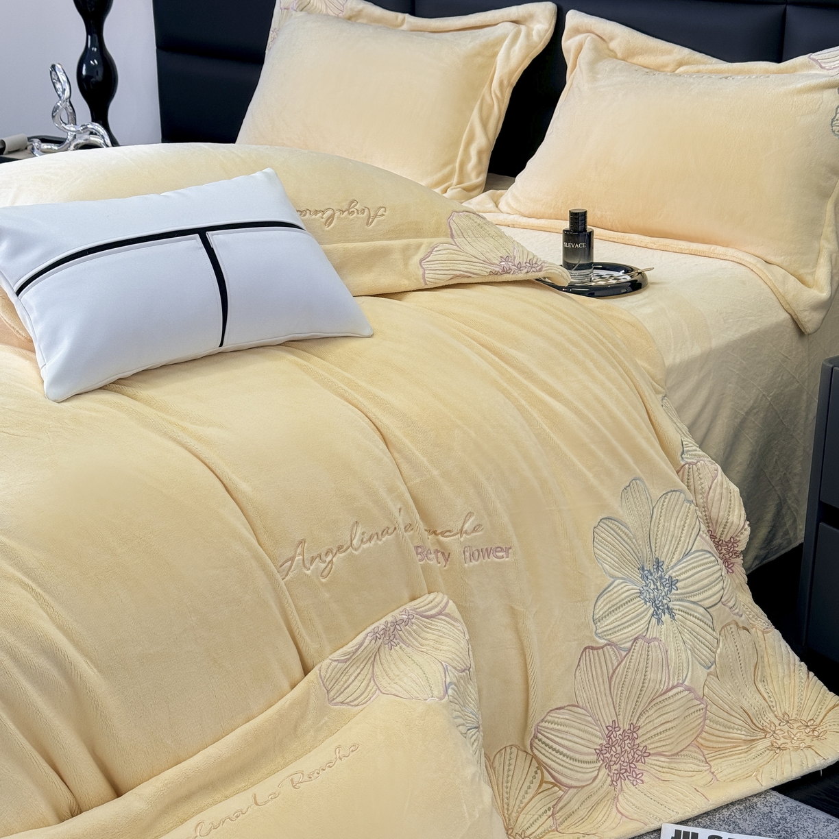 91家纺网 家纺一手货源 找家纺 2025新款220克全消光牛奶绒线条花刺绣+宽边四件套-绮丽 （会员-10元）控价：优惠券后最低228元 奶油黄