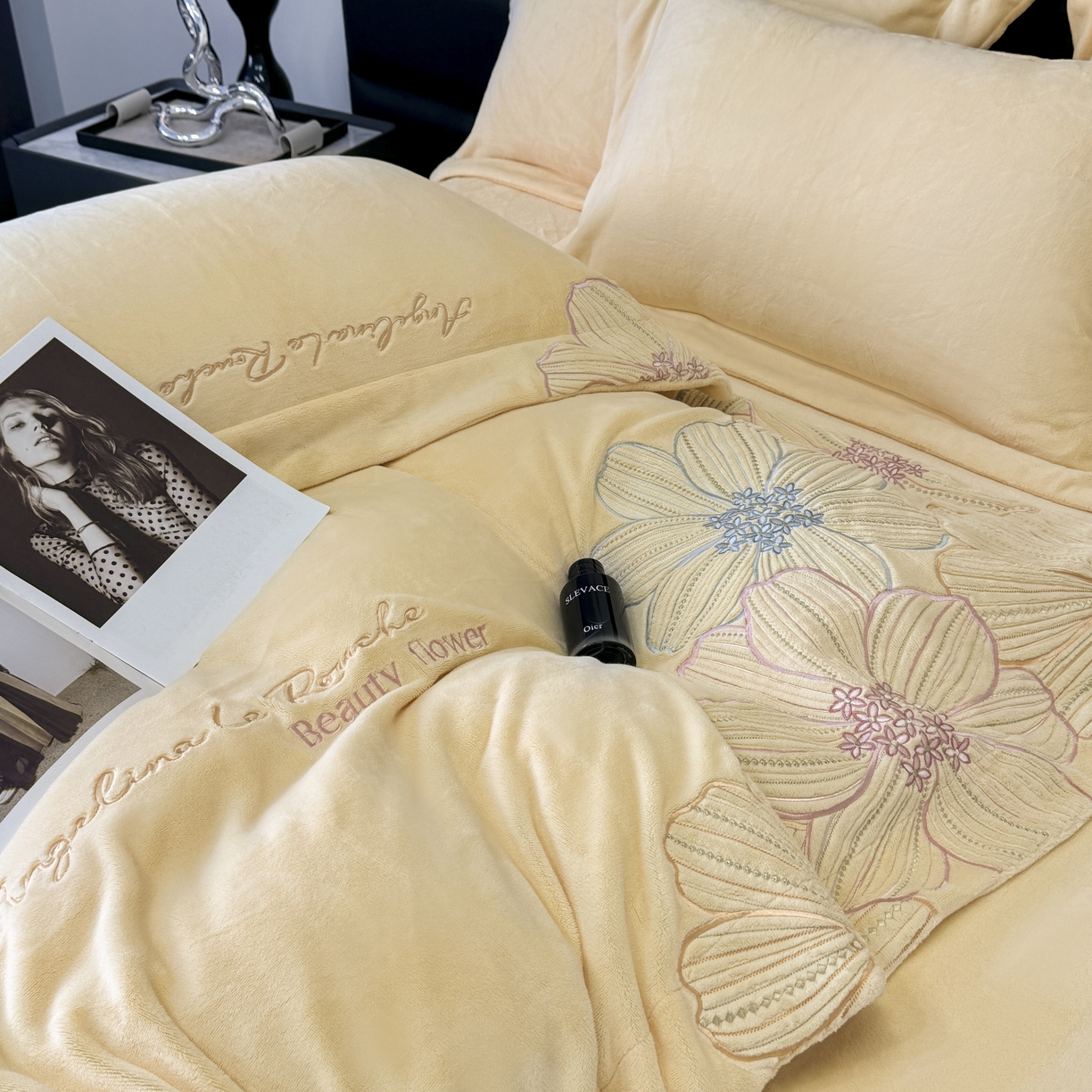 91家纺网 家纺一手货源 找家纺 2025新款220克全消光牛奶绒线条花刺绣+宽边四件套-绮丽 （会员-10元）控价：优惠券后最低228元 奶油黄