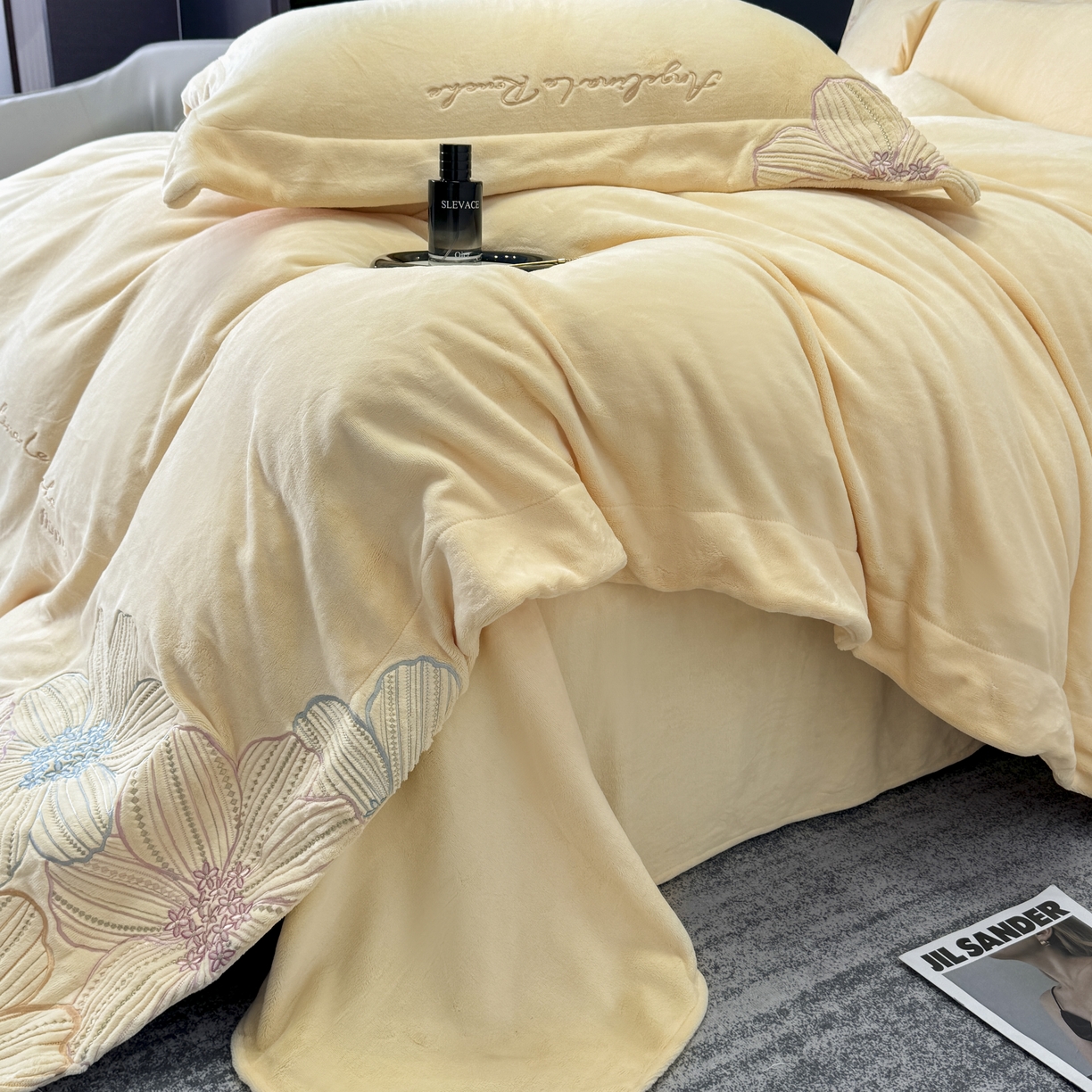 91家纺网 家纺一手货源 找家纺 2025新款220克全消光牛奶绒线条花刺绣+宽边四件套-绮丽 （会员-10元）控价：优惠券后最低228元 奶油黄