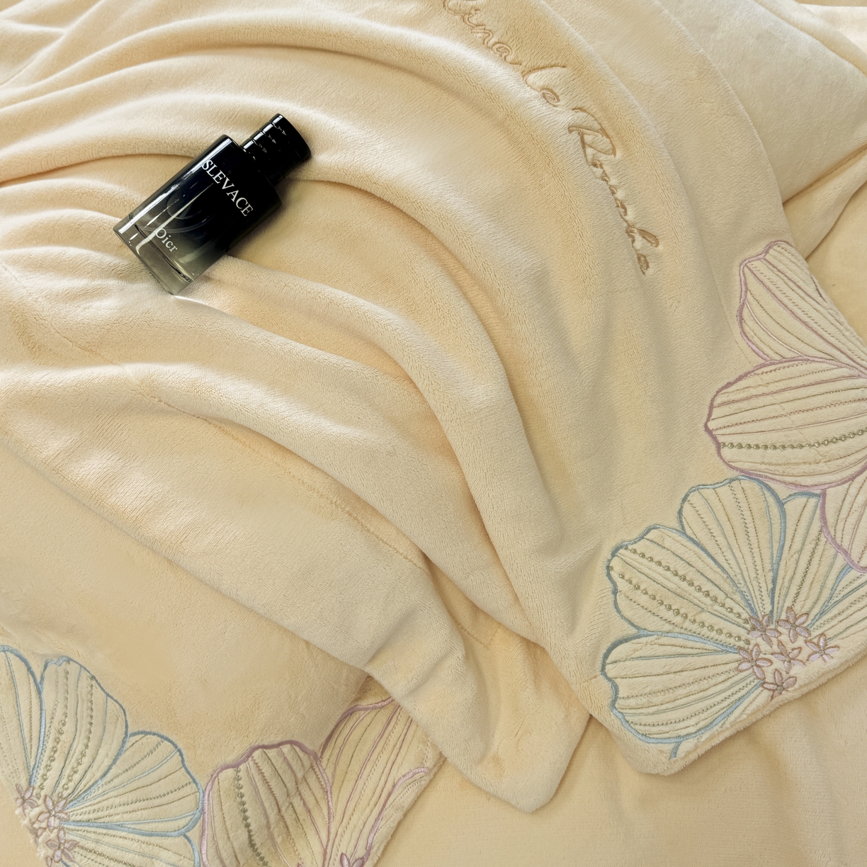 91家纺网 家纺一手货源 找家纺 2025新款220克全消光牛奶绒线条花刺绣+宽边四件套-绮丽 （会员-10元）控价：优惠券后最低228元 奶油黄