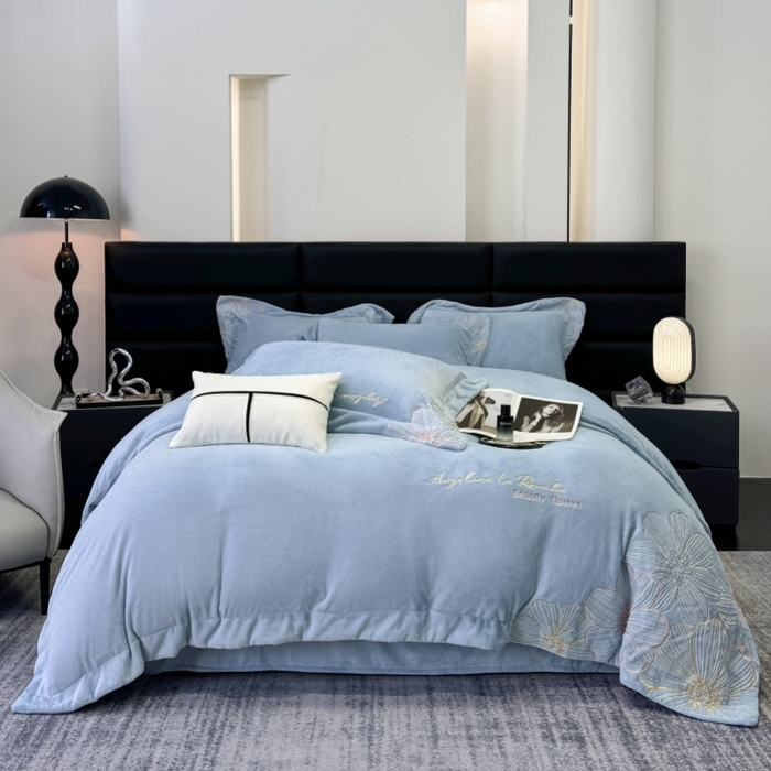 91家纺网 家纺一手货源 找家纺 2025新款220克全消光牛奶绒线条花刺绣+宽边四件套-绮丽 （会员-10元）控价：优惠券后最低228元 牛仔蓝