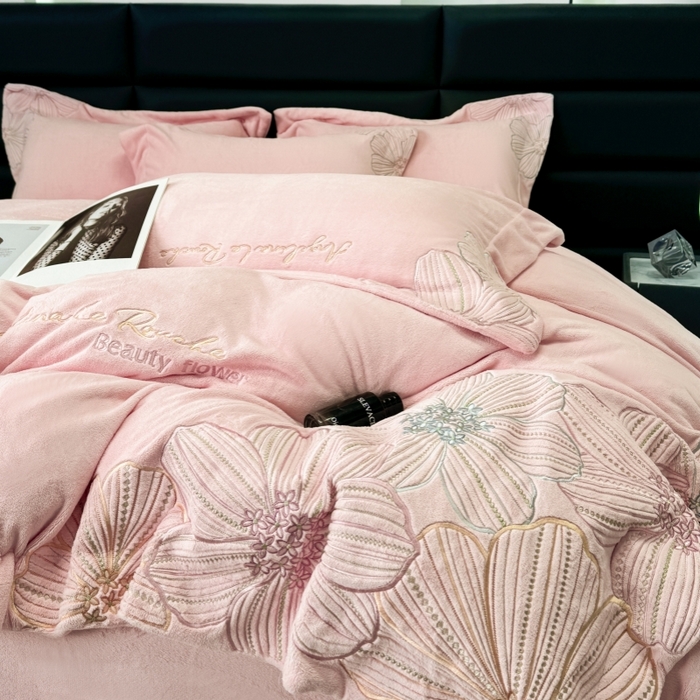 91家纺网 家纺一手货源 找家纺 2025新款220克全消光牛奶绒线条花刺绣+宽边四件套-绮丽 （会员-10元）控价：优惠券后最低228元 温柔粉