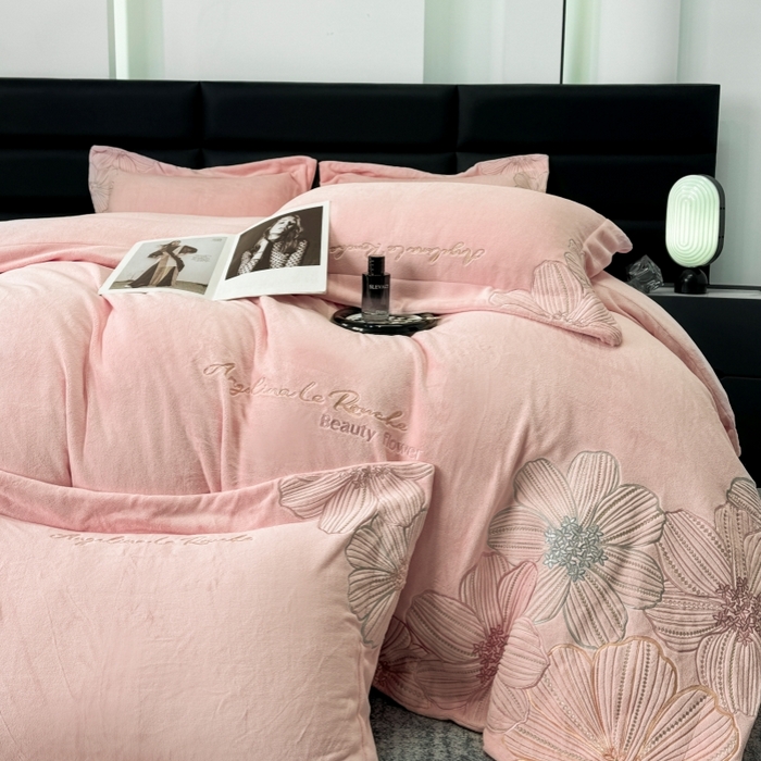 91家纺网 家纺一手货源 找家纺 2025新款220克全消光牛奶绒线条花刺绣+宽边四件套-绮丽 （会员-10元）控价：优惠券后最低228元 温柔粉