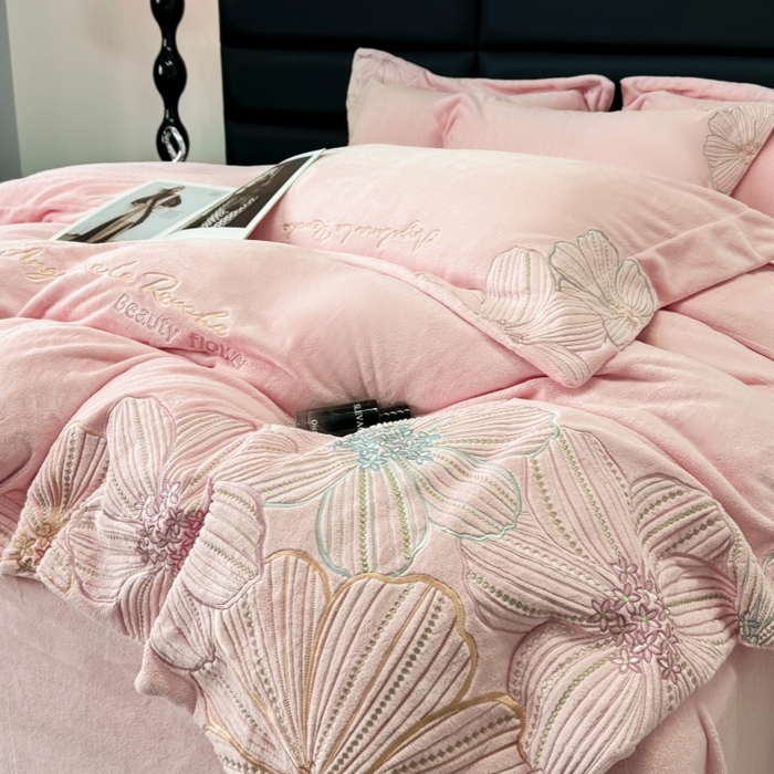 91家纺网 家纺一手货源 找家纺 2025新款220克全消光牛奶绒线条花刺绣+宽边四件套-绮丽 （会员-10元）控价：优惠券后最低228元 温柔粉