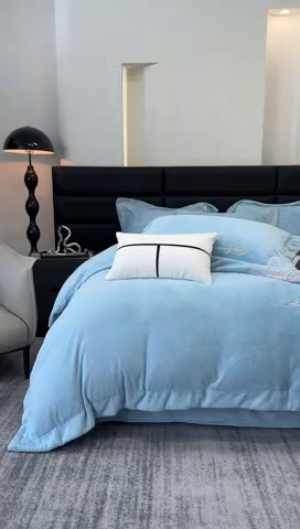 91家纺网 家纺一手货源 找家纺 2025新款220克全消光牛奶绒线条花刺绣+宽边四件套-绮丽 （会员-10元）控价：优惠券后最低228元 牛仔蓝